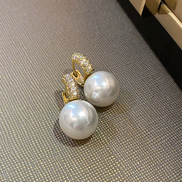 Wholesale Women's S925 Silver Earrings With Niche Design Pearl Geometric Pattern And Diamond Treatment