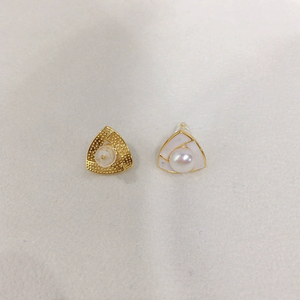 Wholesale Women's S925 Sterling Silver Natural Freshwater Pearl Earrings With Broken Shell Design And Flat Round Shape