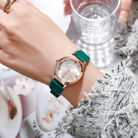 Wholesale Women's Silicone Alloy Watch With Round Dial And Pin Buckle Leisure Style