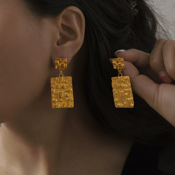 Wholesale Women's Simple Geometric Goldplated Titanium Steel Shell Beads Earrings With Imitation Pearl Casting Design