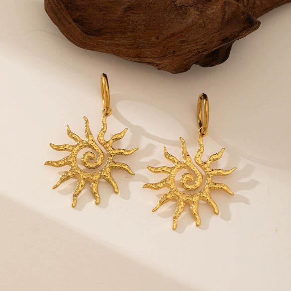 Wholesale Women's Simple Geometric Spiral Sun Pendant With Snake Bone Chain 18K Gold Electroplated Titanium Steel