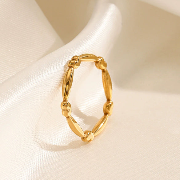 Wholesale Women's Simple Geometric Stainless Steel Ring With Heart Pattern And Electroplating Design