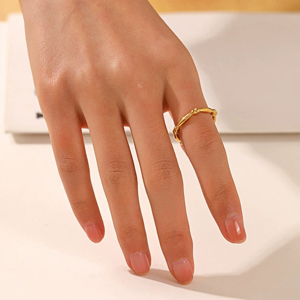 Wholesale Women's Simple Geometric Stainless Steel Ring With Heart Pattern And Electroplating Design