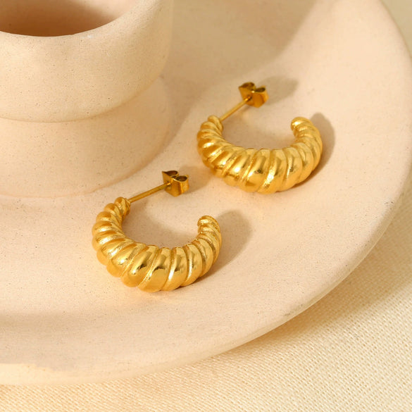 Wholesale Women's Simple Modern Geometric Heart Stainless Steel 18K Gold Plated Earrings Jewelry Accessories