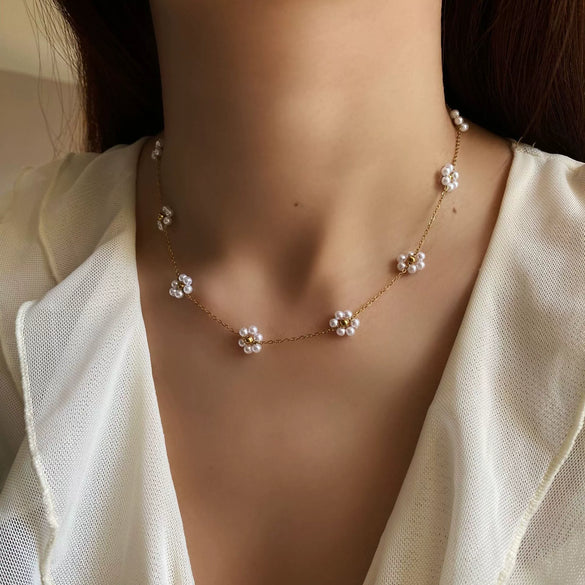 Wholesale Women's Simple Stainless Steel And Titanium Steel Flower Daisy Clavicle Chain With Electroplating