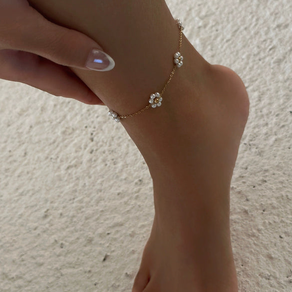 Wholesale Women's Simple Stainless Steel And Titanium Steel Flower Daisy Clavicle Chain With Electroplating
