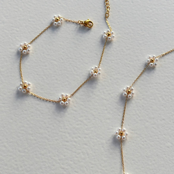 Wholesale Women's Simple Stainless Steel And Titanium Steel Flower Daisy Clavicle Chain With Electroplating