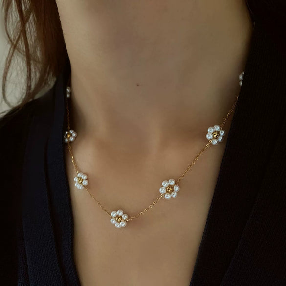 Wholesale Women's Simple Stainless Steel And Titanium Steel Flower Daisy Clavicle Chain With Electroplating