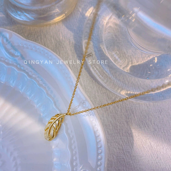 Wholesale Women's Small Feather Pendant Titanium Steel Necklace With Real Gold Electroplated Ochain Simple Allmatch Jewelry