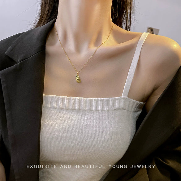 Wholesale Women's Small Feather Pendant Titanium Steel Necklace With Real Gold Electroplated Ochain Simple Allmatch Jewelry