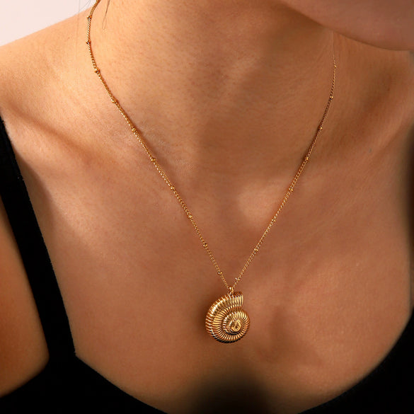 Wholesale Women's Stainless Steel And Titanium Steel Necklace With Conch Shell Pendant In Geometric Pattern And Electroplating Treatment