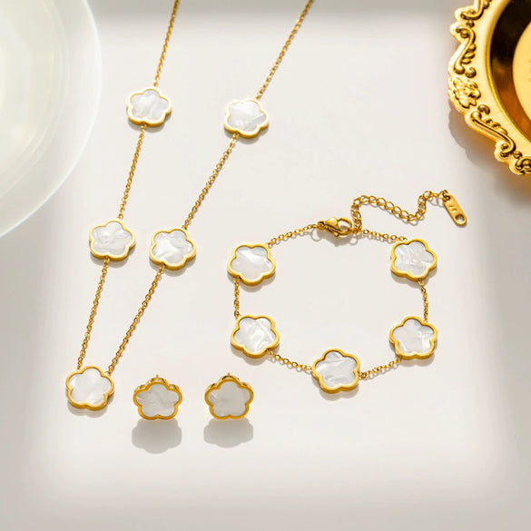 Wholesale Women's Stainless Steel And Titanium Steel Plant Fritillaria Fiveleaf Petal Jewelry Suit With Geometric Pattern And Gold Inlaid Treatment