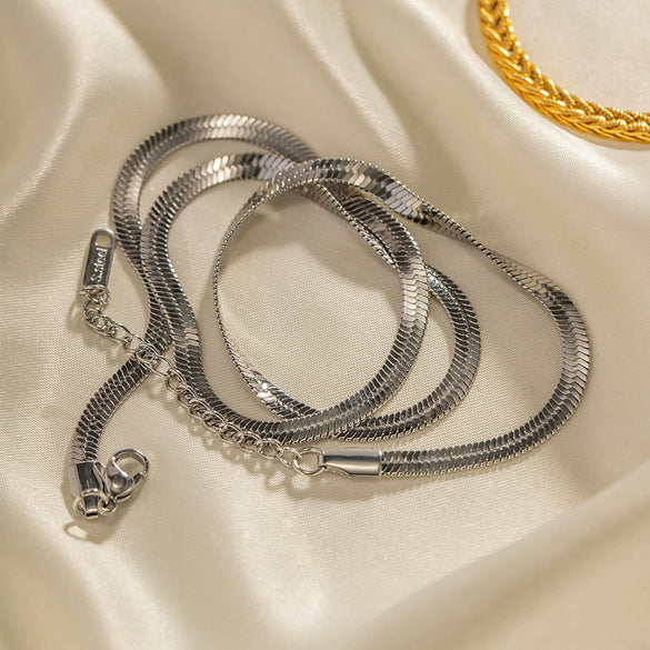 Wholesale Women's Stainless Steel And Titanium Steel Snake Bone Chain Necklace With Geometric Pattern And Electroplating Treatment