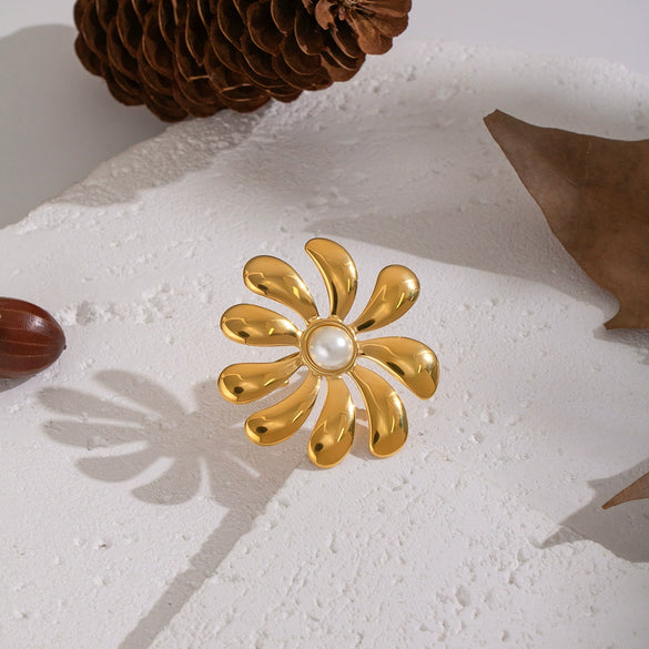 Wholesale Women's Stainless Steel Daisy Flower Ring With Pvd Furnace Vacuum Real Gold Plating Light Luxury Style