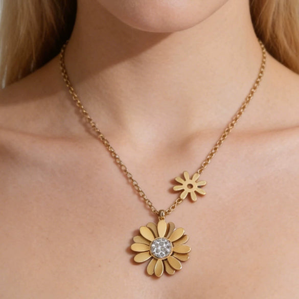Wholesale Women's Stainless Steel Electroplated Daisy Pendant Necklace With Oshaped Chain Fairy Style