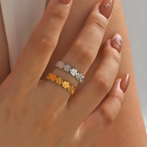 Wholesale Women's Stainless Steel Flower Ring With 18K Gold Plated Electroplating