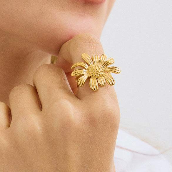 Wholesale Women's Stainless Steel Flower Shaped Daisy Ring With Electroplating