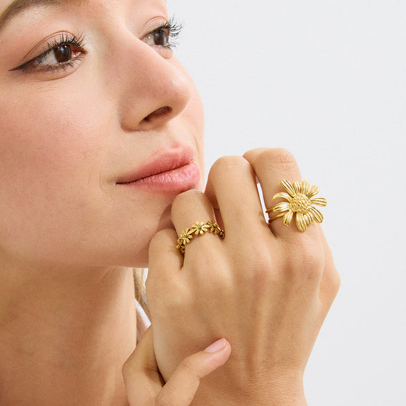 Wholesale Women's Stainless Steel Flower Shaped Daisy Ring With Electroplating