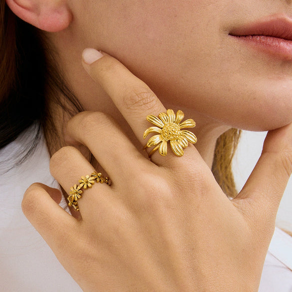 Wholesale Women's Stainless Steel Flower Shaped Daisy Ring With Electroplating