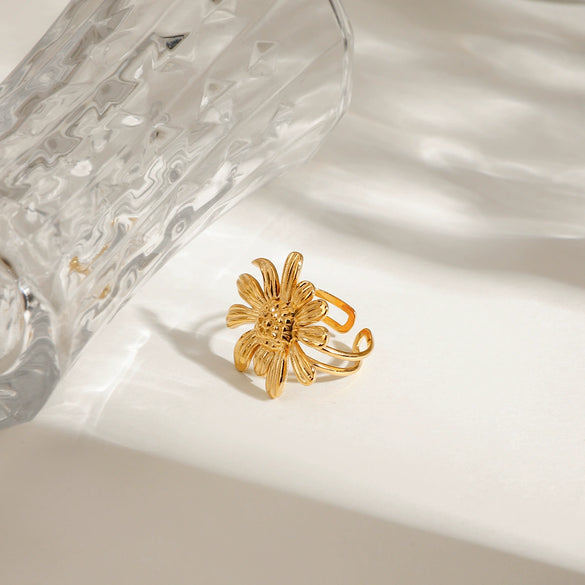 Wholesale Women's Stainless Steel Flower Shaped Daisy Ring With Electroplating