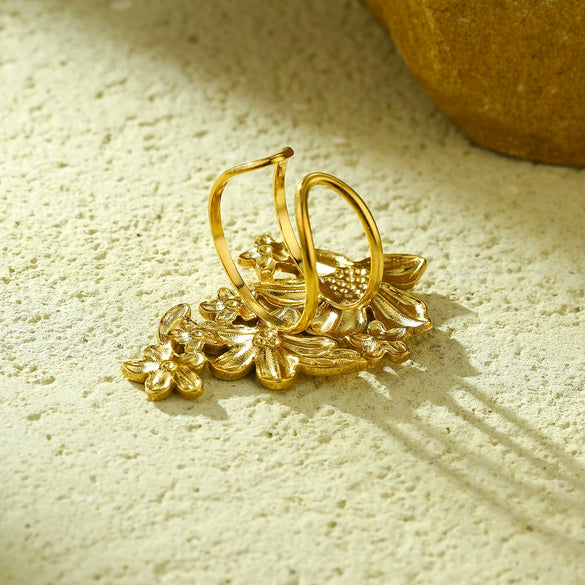 Wholesale Women's Stainless Steel French Retro Hollow Gold Flower Ring With Electroplating Treatment Light Luxury Style
