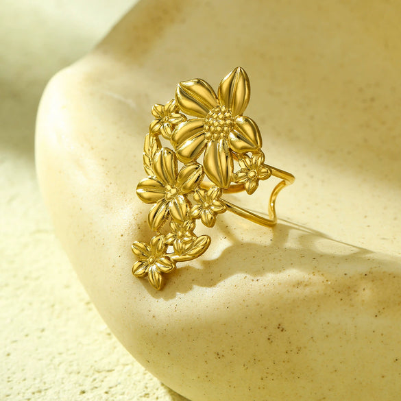 Wholesale Women's Stainless Steel French Retro Hollow Gold Flower Ring With Electroplating Treatment Light Luxury Style