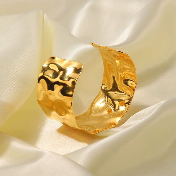 Wholesale Women's Stainless Steel Geometric Hammer Pattern Wide Bracelet With Electroplating