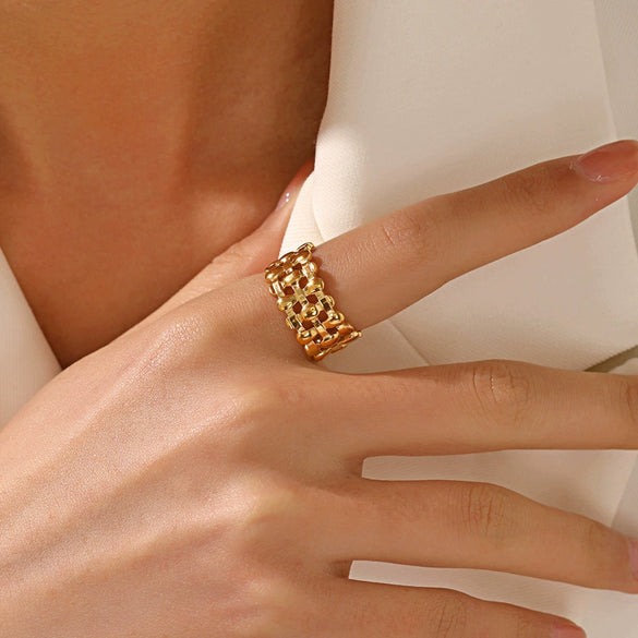 Wholesale Women's Stainless Steel Geometric Ring With French Retro Style And 18K Gold Plated Electroplating Treatment
