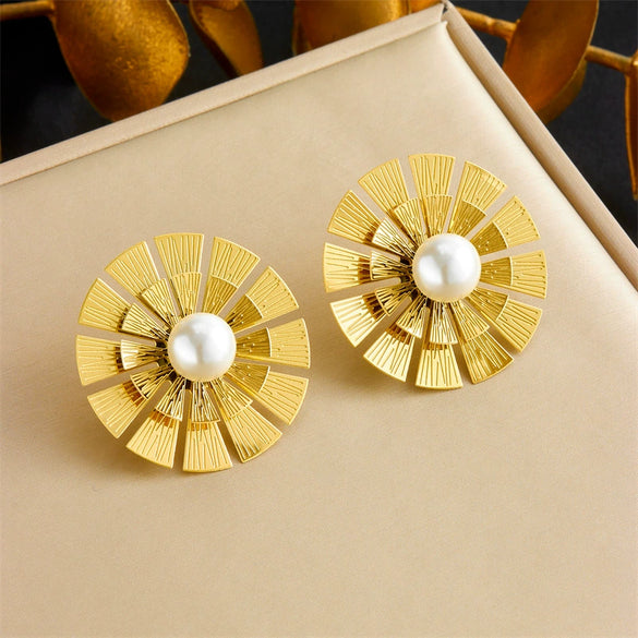 Wholesale Women's Stainless Steel Gold Plated Jewelry Set With Flower Pattern And Pearl Inlay