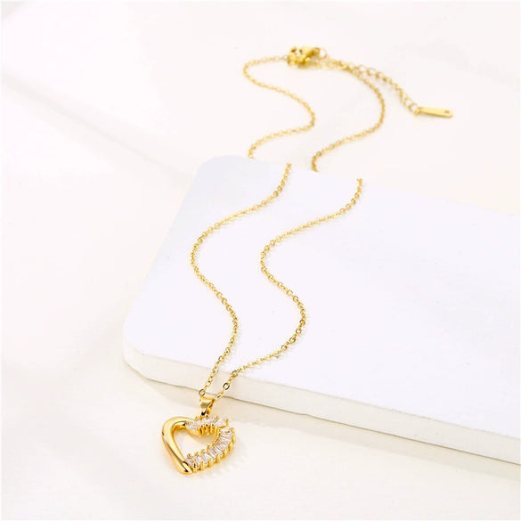 Wholesale Women's Stainless Steel Heartshaped Pendant Necklace With Mixed Gem Inlay And 18K Gold Electroplating Hip Hop Style