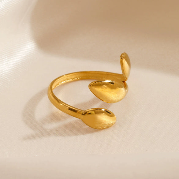 Wholesale Women's Stainless Steel Leaves Ring With 18K Goldplated Electroplating In Ins Style