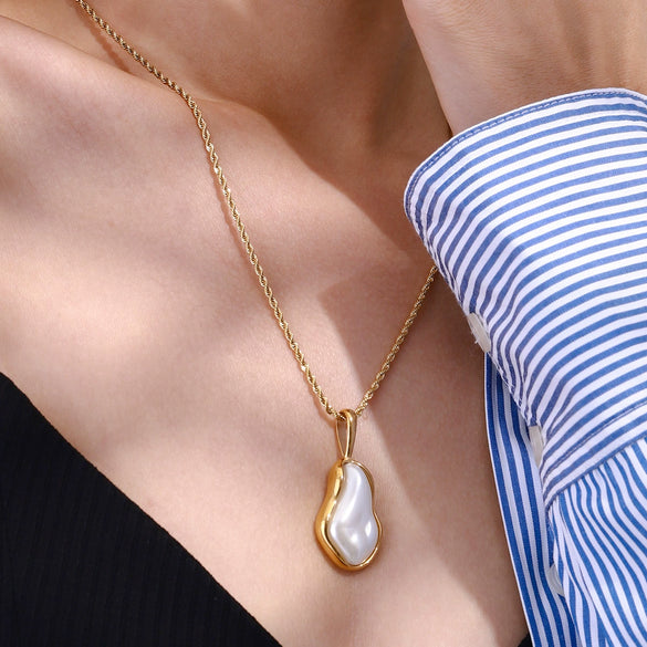Wholesale Women's Stainless Steel Pearl Necklace With Geometric Pattern And Electroplating Treatment