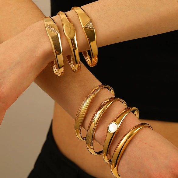 Wholesale Women's Stainless Steel Quadrilateral Bracelet With Diamond Texture 18K Gold Plated By Vacuum Plating In Furnace