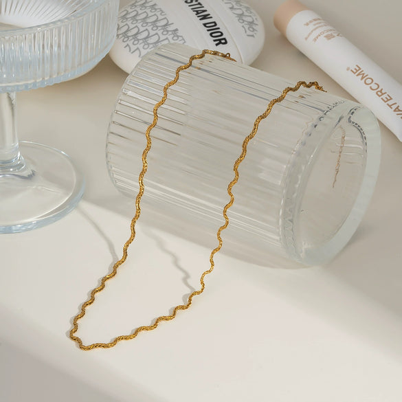 Wholesale Women's Stainless Steel Snake Chain Clavicle Chain With Curved Bend Design And Pvd Furnace Vacuum Real Gold Plating