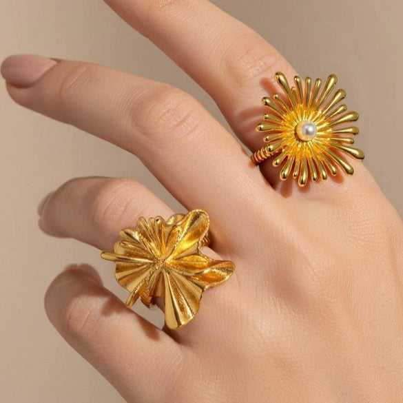 Wholesale Women's Stainless Steel Titanium Steel Flower Shape Diamondstudded Ring With Vacuum Real Gold Plating In Pvd Furnace