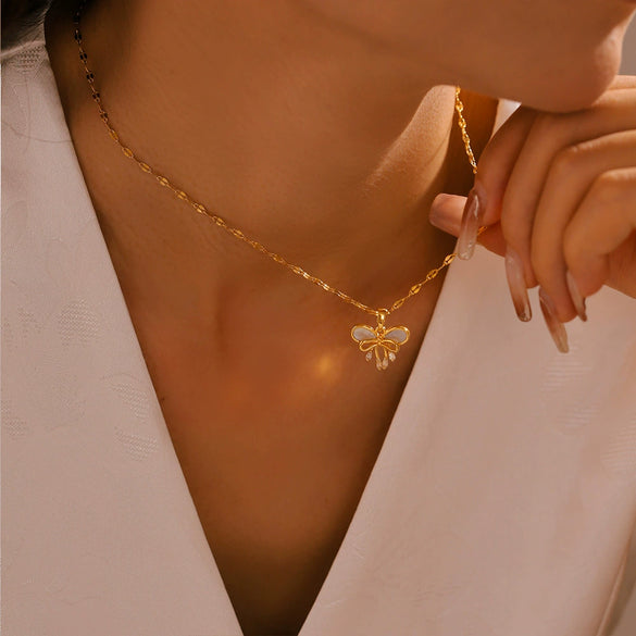 Wholesale Women's Sweet Fairy Style Copper And Titanium Steel Pendant Clavicle Chain With Water Shell Double Bow And Geometric Pattern 18K Real Gold Plated