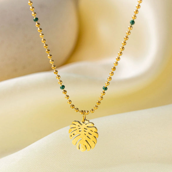 Wholesale Women's Sweet Fashionable Nonfading Electroplated Titanium Steel Necklace With Heart And Flower Patterns