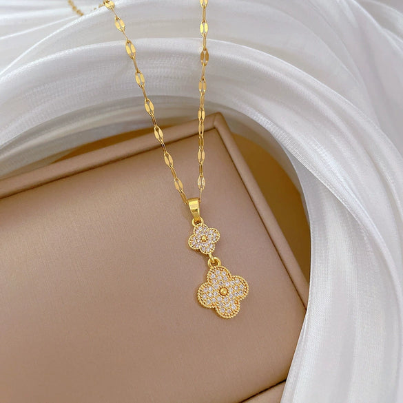 Wholesale Women's Titanium Steel And Copper Necklace With Geometric Pattern And Diamond Treatment Featuring Four Leaf Flower Design