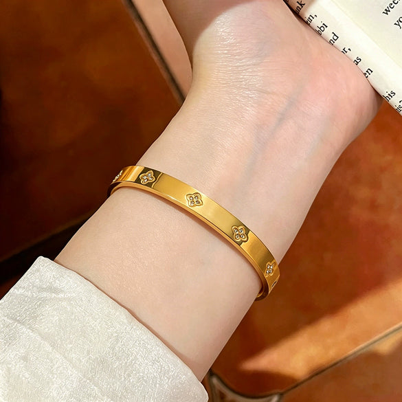 Wholesale Women's Titanium Steel Doublerow Starry Sky Fourleaf Clover Bracelet With Exquisite Shellinlaid Light Luxury Clasp And Polish Design