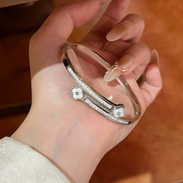 Wholesale Women's Titanium Steel Doublerow Starry Sky Fourleaf Clover Bracelet With Exquisite Shellinlaid Light Luxury Clasp And Polish Design