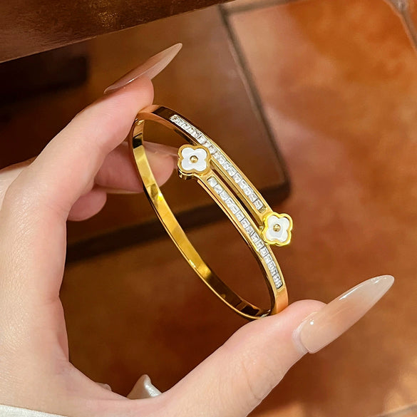 Wholesale Women's Titanium Steel Doublerow Starry Sky Fourleaf Clover Bracelet With Exquisite Shellinlaid Light Luxury Clasp And Polish Design