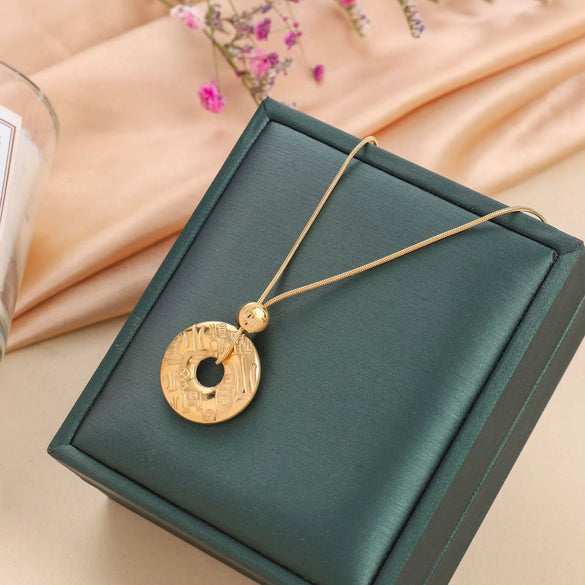 Wholesale Women's Titanium Steel Geometric Donut Clavicle Chain Necklace With Electroplating