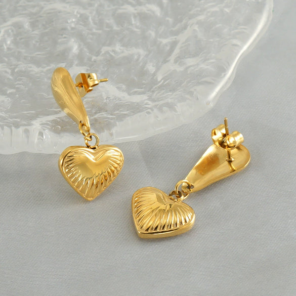 Wholesale Women's Titanium Steel Heartshaped Retro Fashion Earrings With Gold Electroplating