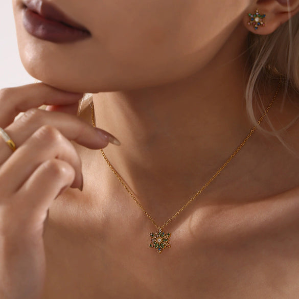 Wholesale Women's Titanium Steel Nonfading Light Luxury Natural Geometric Snowflake Zircon Pendant Clavicle Necklace With Electroplating Treatment