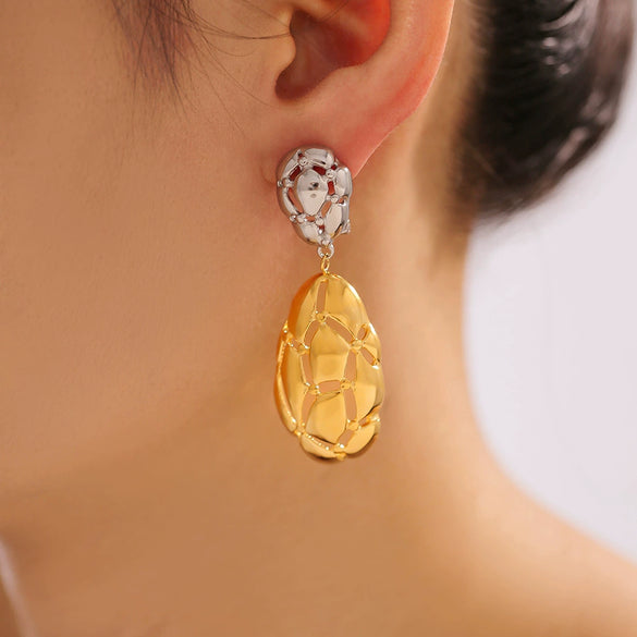 Wholesale Women's Titanium Steel Oval Hollow Earrings With Irregular Color Matching And 18K Gold Plated Electroplating Geometric Style