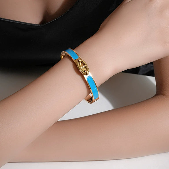 Wholesale Women's Titanium Steel Pig Nose Design Bracelet With 18K Vacuum Furnace Electroplating Modern Minimalist Style