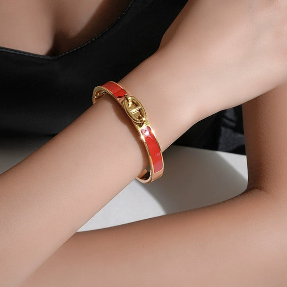 Wholesale Women's Titanium Steel Pig Nose Design Bracelet With 18K Vacuum Furnace Electroplating Modern Minimalist Style