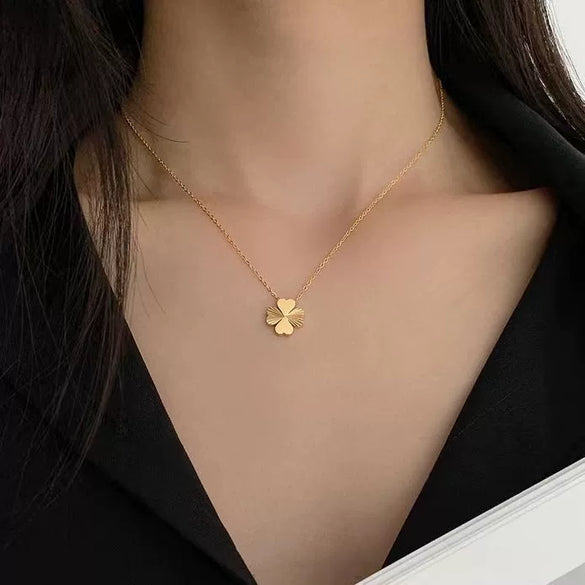 Wholesale Women's Titanium Steel Simple Flower Clover Pendant Necklace With Electroplating And Ochain