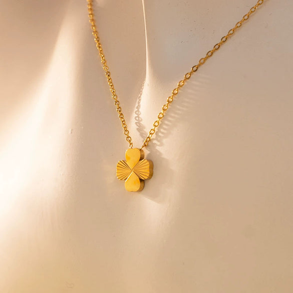 Wholesale Women's Titanium Steel Simple Flower Clover Pendant Necklace With Electroplating And Ochain