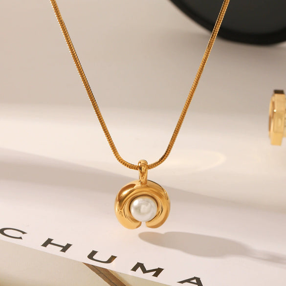 Wholesale Women's U Shaped Inlaid Pearl Titanium Steel And Stainless Steel Necklace With Vacuum Electroplating And Snake Bone Chain